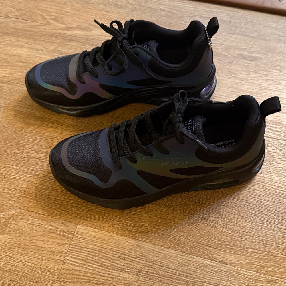 Skechers Women’s Black with Oil Slick trim Athletic Shoes Size 7.5